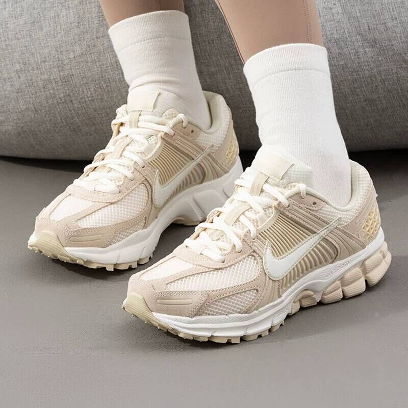 NIKE 慢跑鞋 W ZOOM VOMERO 5 奶茶色 復古 女 HQ0458-200