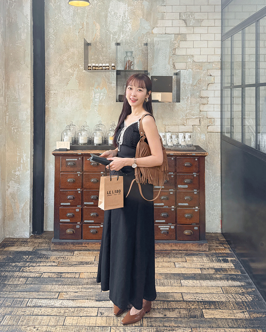 LINA LINA正韓柔美小辣緹花滾邊穿繩綁結刺繡背心-迷人黑