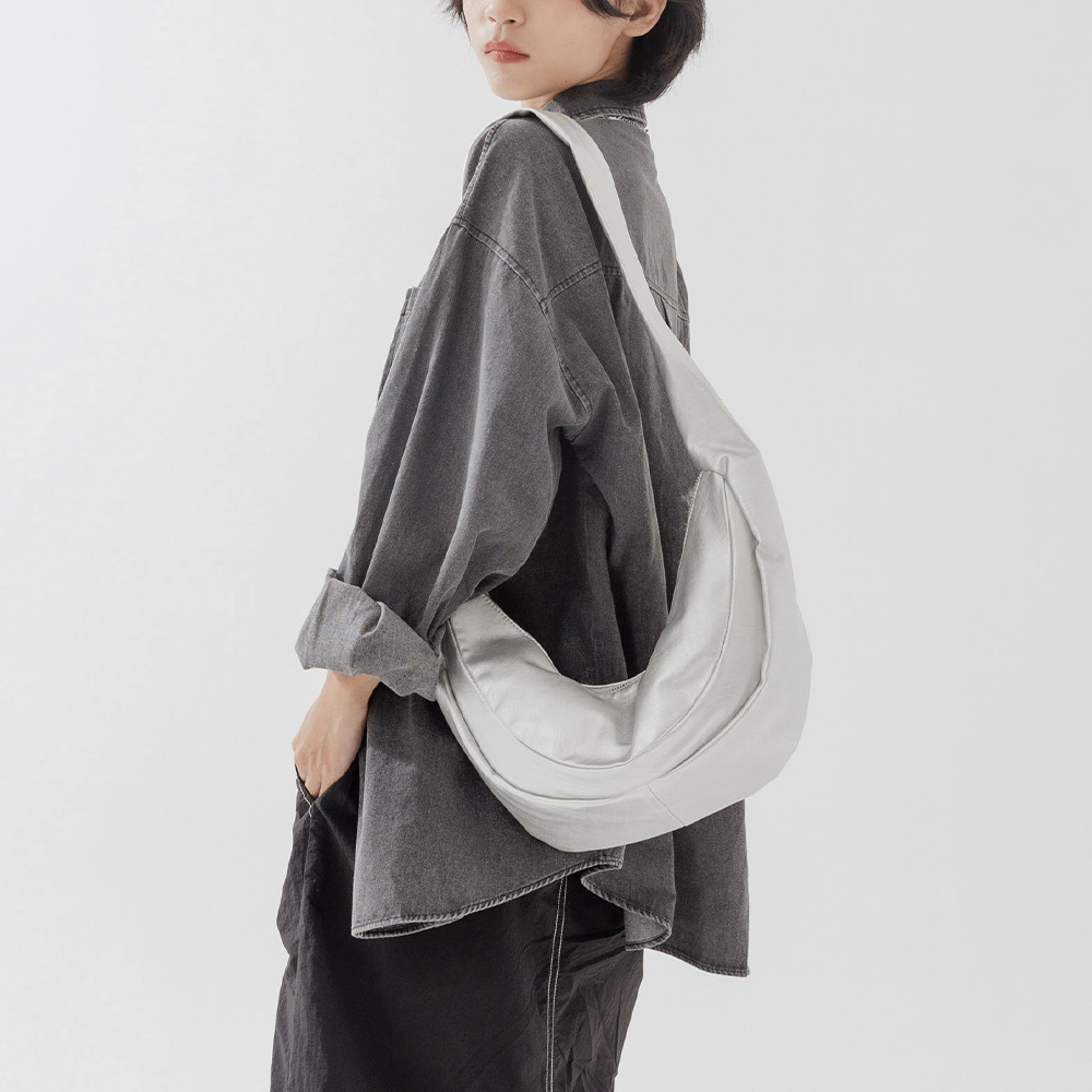 Soft leather half-moon shoulder bag in three colors【06010505】in stock+pre-order