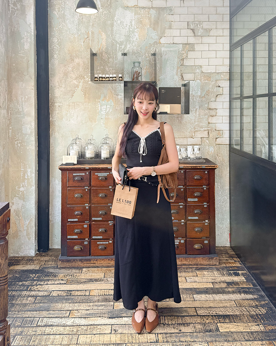 LINA LINA正韓柔美小辣緹花滾邊穿繩綁結刺繡背心-迷人黑
