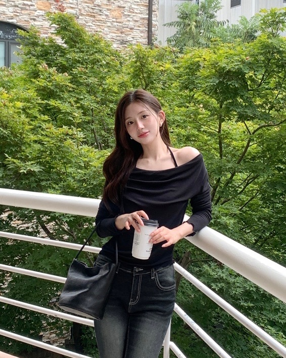 【優惠價預訂】韓國垂感皺摺掛頸波浪紋長袖上衣（5色）