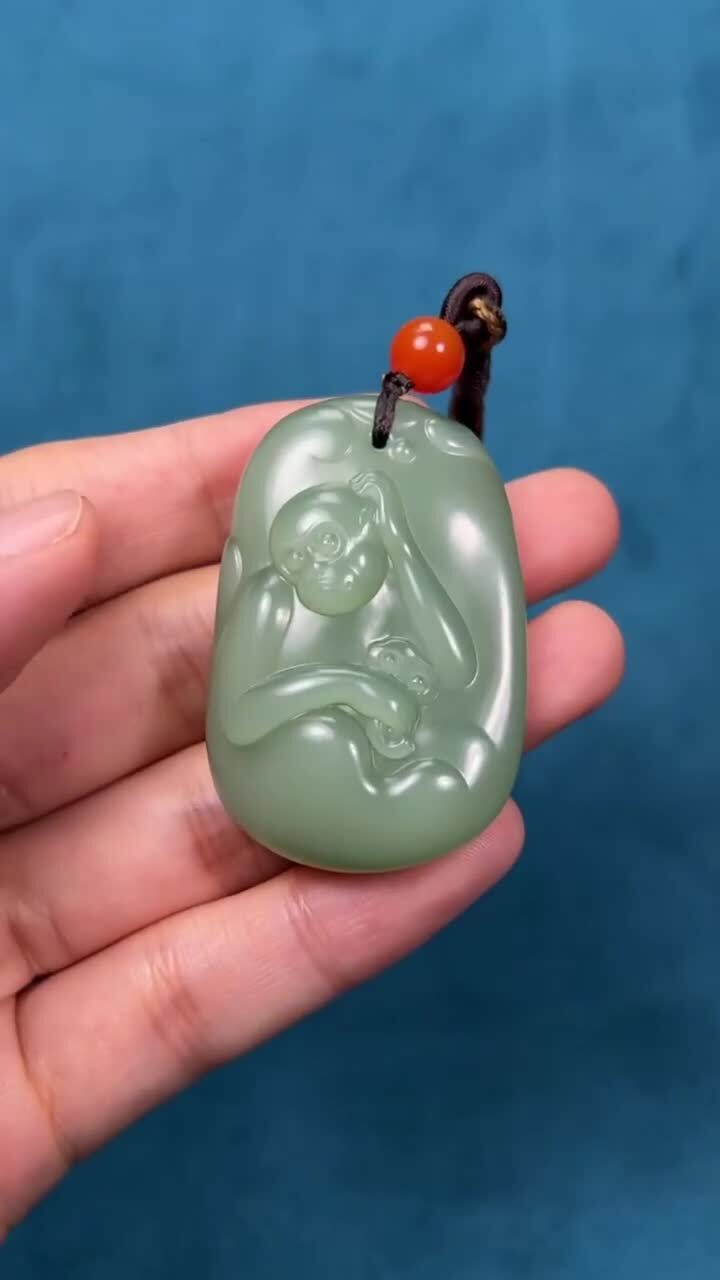 和田玉鴨蛋青靈猴獻壽,天然和田玉軟玉