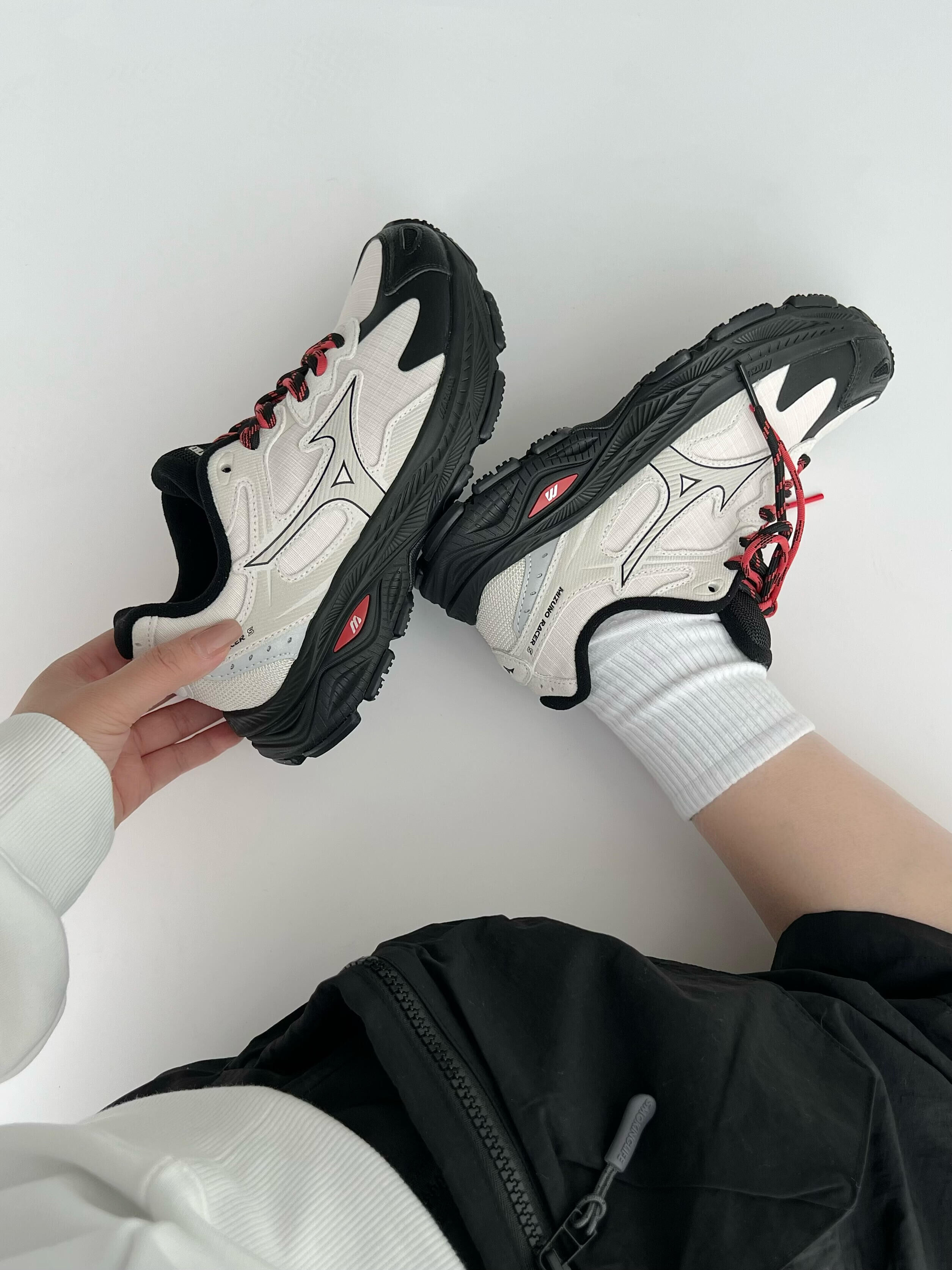 Mizuno 美津濃 Racer S 米灰色  黑色 防潑水 機能風 戶外風 復古 慢跑鞋 D1GH263503/預購