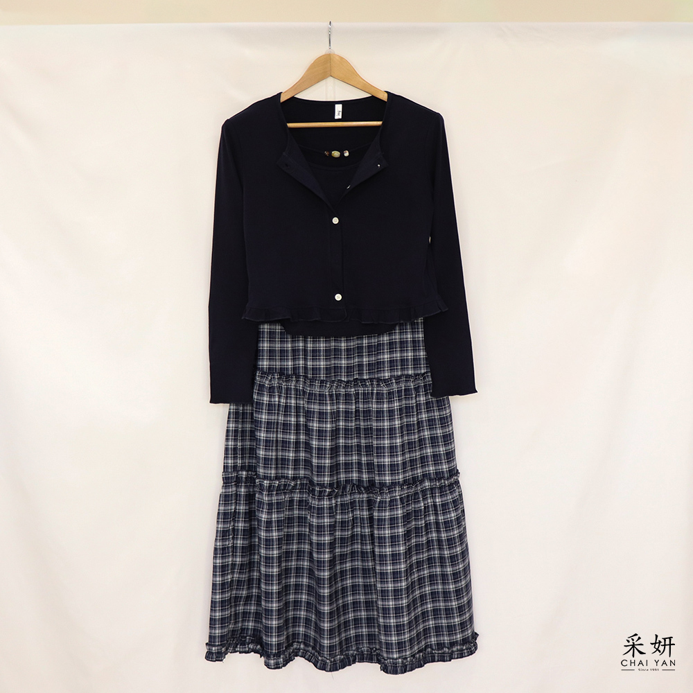 三件式 跳色鈕扣開襟衫+素色細肩帶背心+鬆緊腰蛋糕長裙