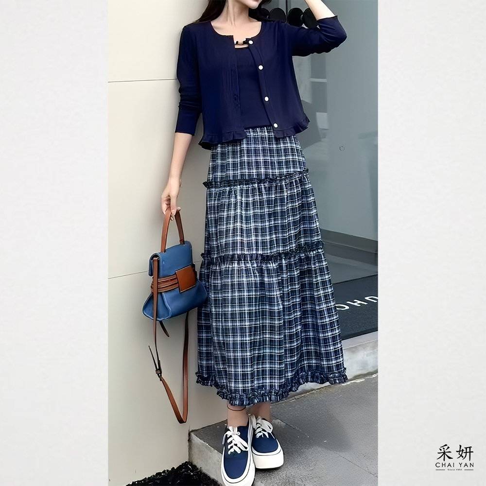 三件式 跳色鈕扣開襟衫+素色細肩帶背心+鬆緊腰蛋糕長裙