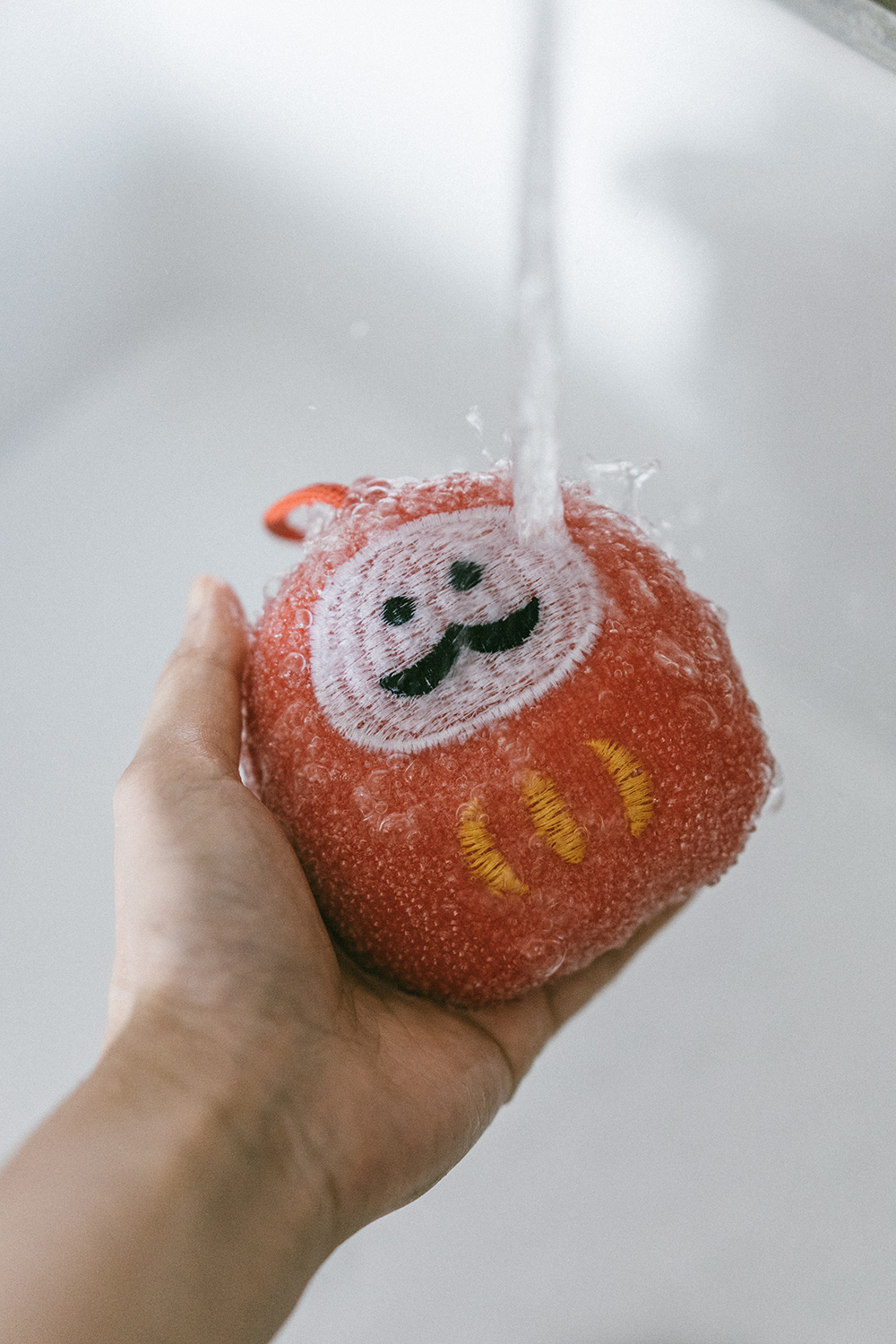 日本DECOLE招財達摩造型除水垢浴室海綿