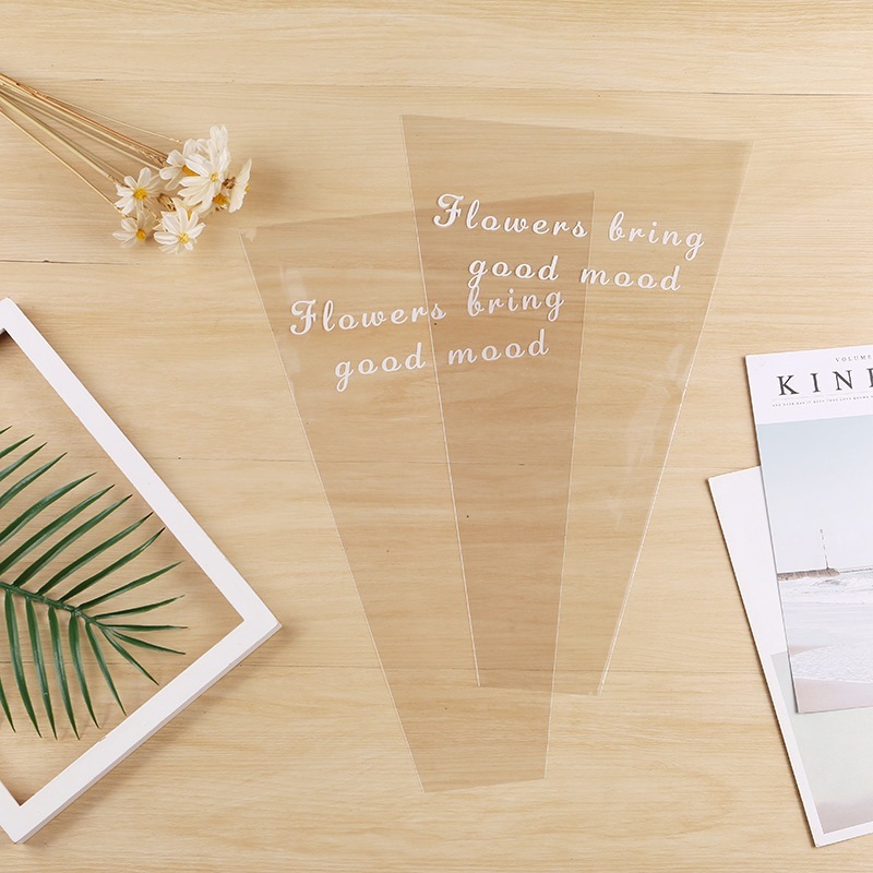 【台灣現貨速發】白色英文字透明大花束套｜一包約50個｜包裝三角花套 花束套 大鮮花套