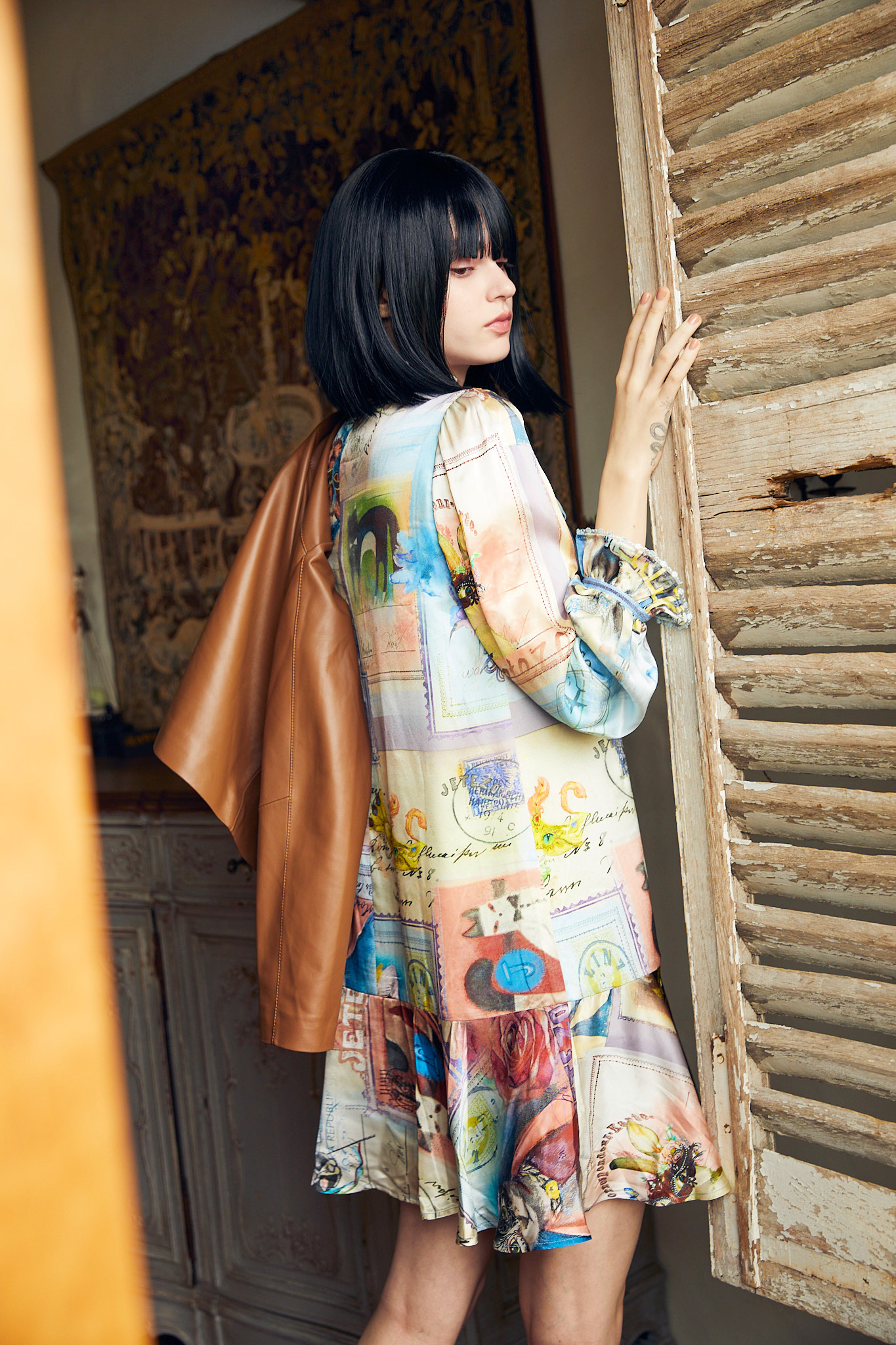 BB1AB053E1 趣味抽象畫荷葉領結短洋 (官網限定)