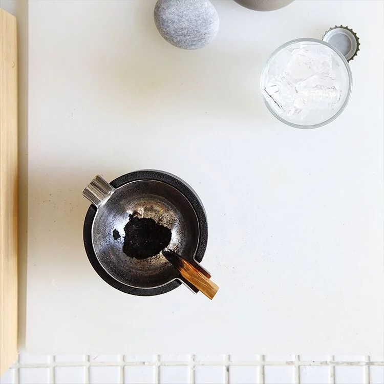 no.30-好轉-菸灰缸,從上方看,像極了一個金屬杯子,金屬承載記憶。