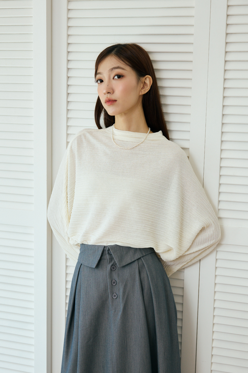 微高領飛鼠袖壓紋上衣