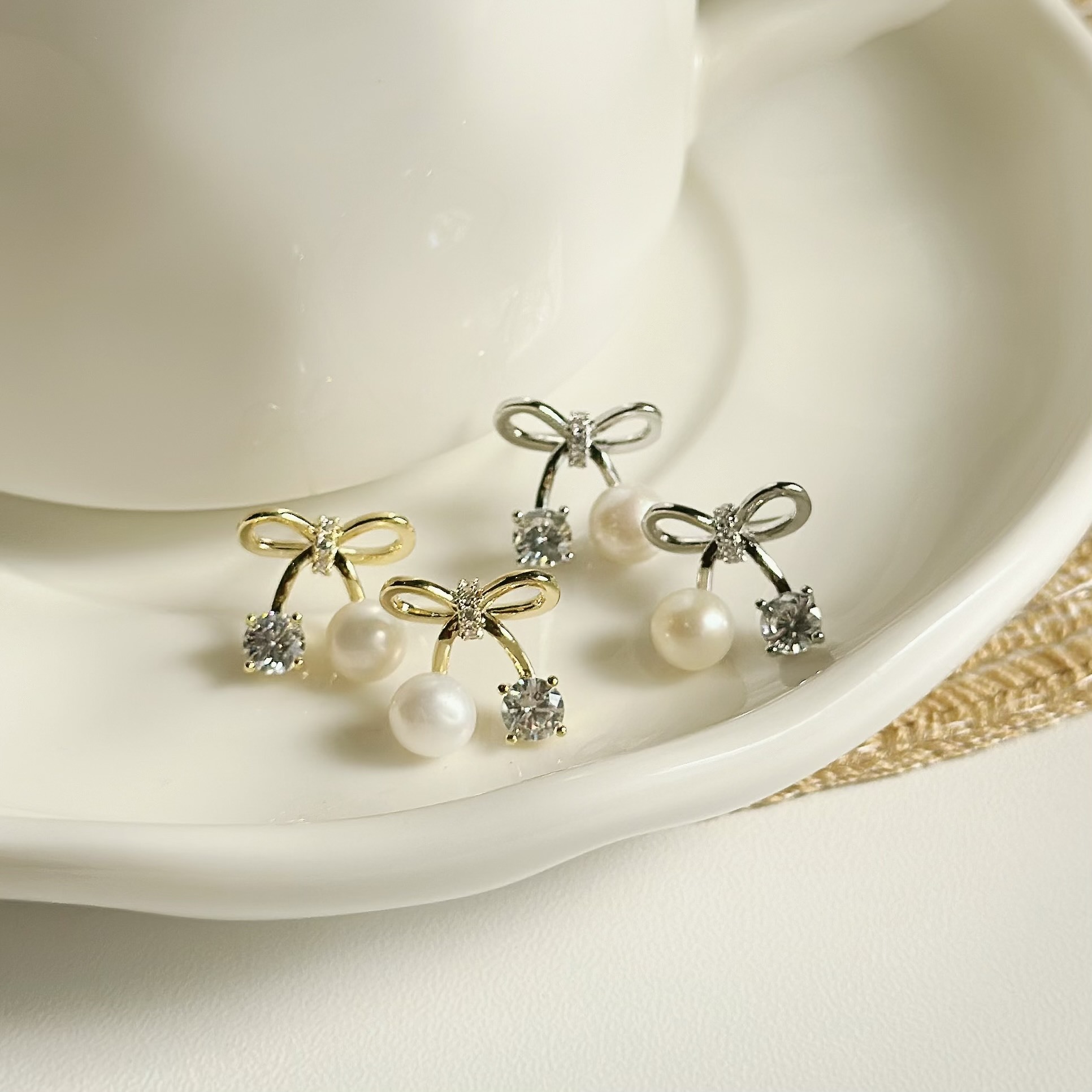 C124蝴蝶結單鑽天然珍珠耳針