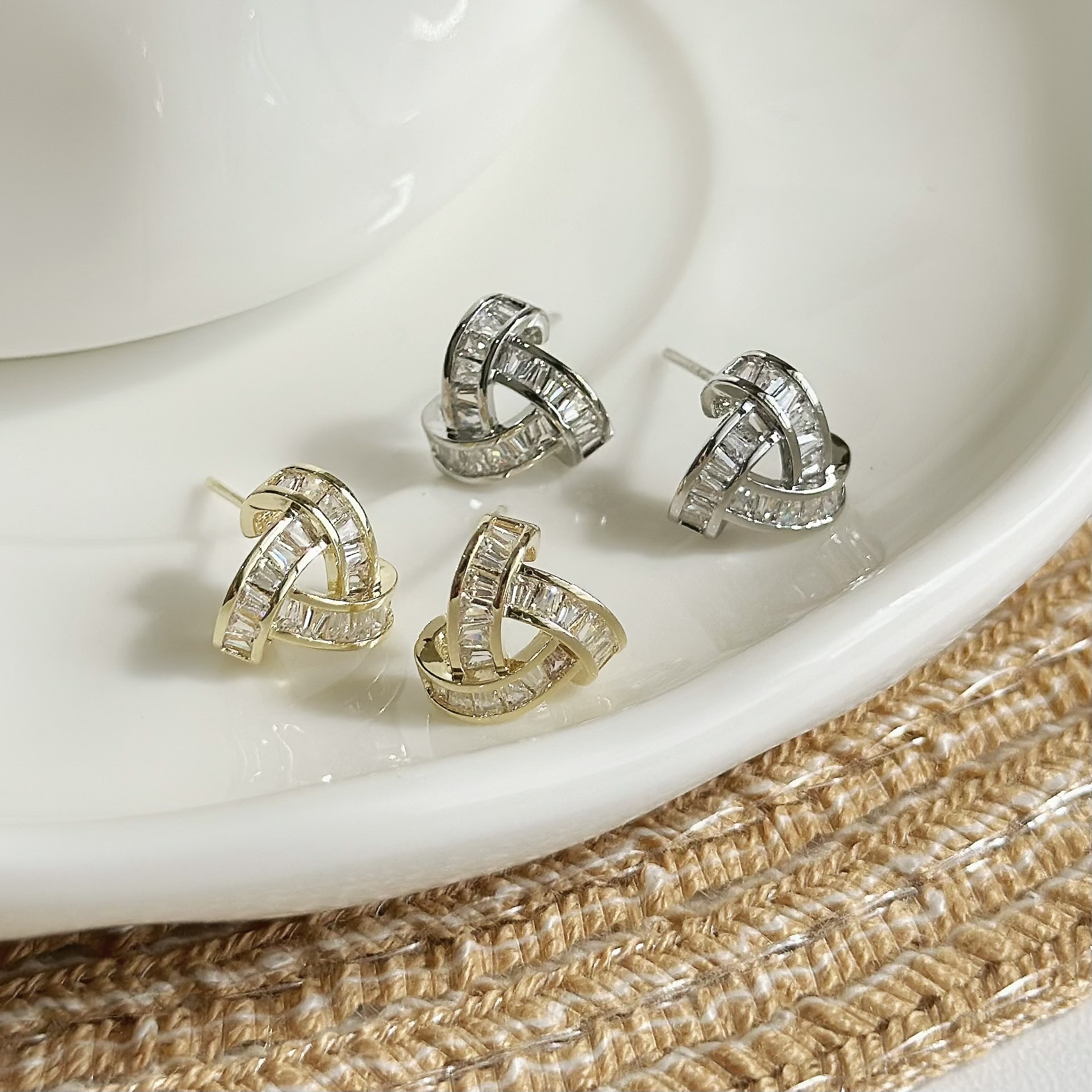 C129鋯石交叉三角耳針