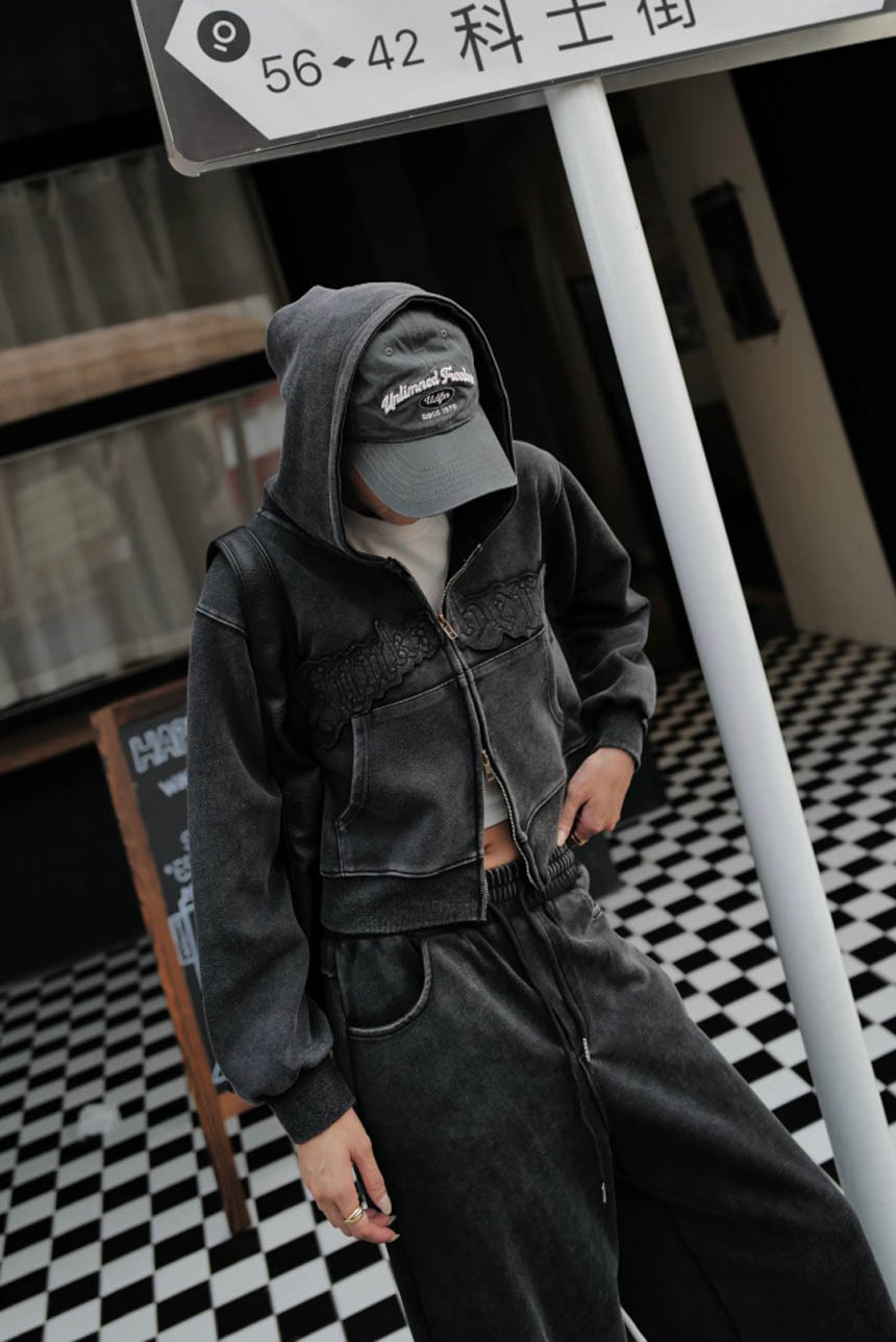 灰系字母上下拉鍊貼布外套