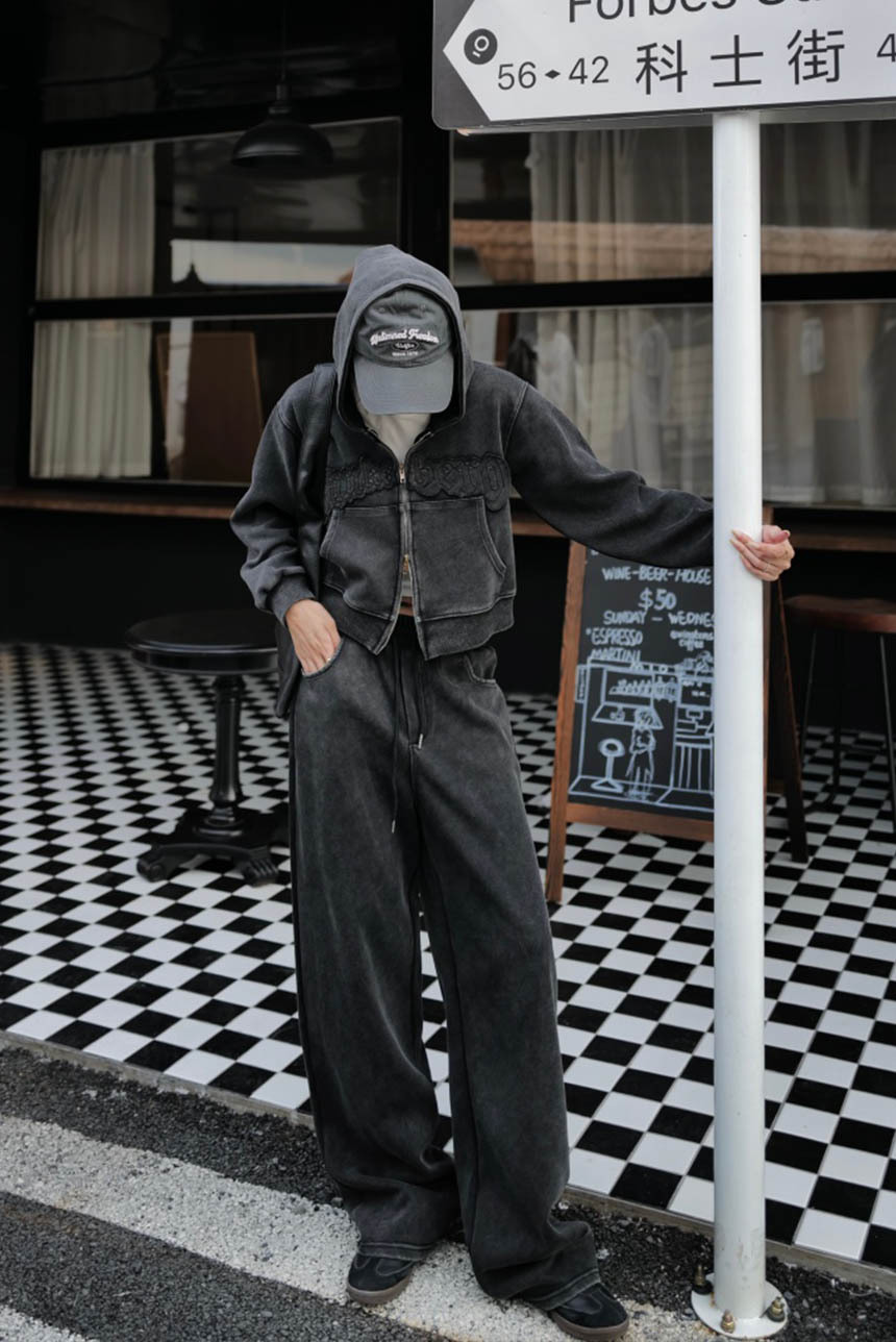 灰系字母上下拉鍊貼布外套