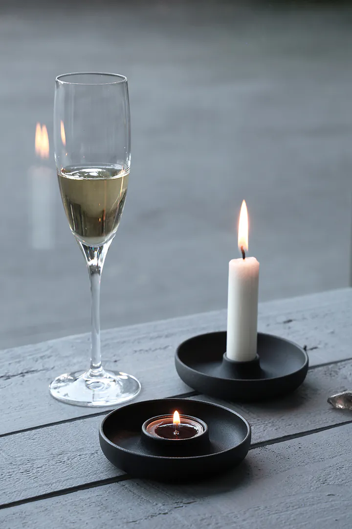 no.30-團-長蠟燭台,擺在木質桌面上,搭配香檳,營造放鬆舒適的氛圍