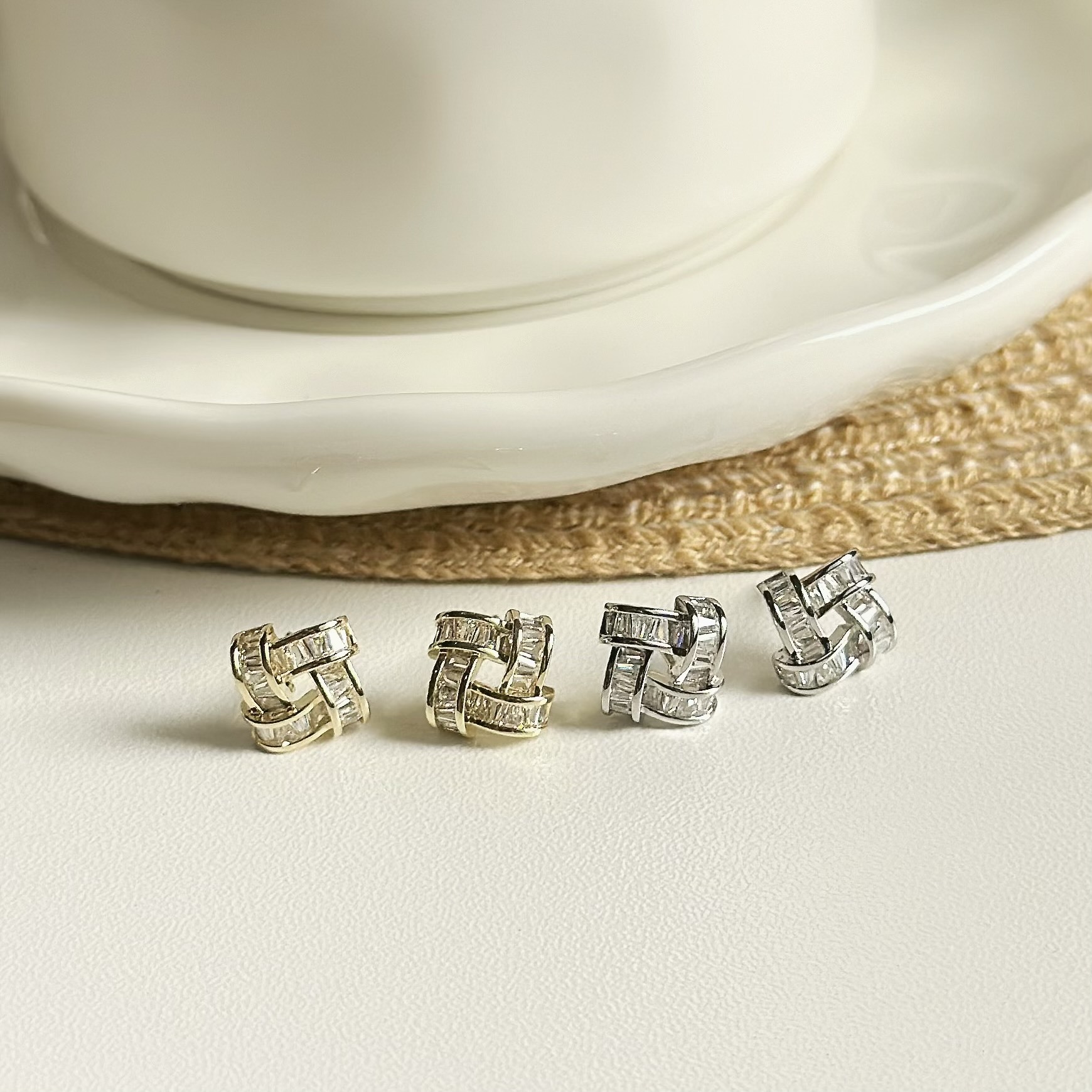 C158大款鋯石交叉方塊耳針