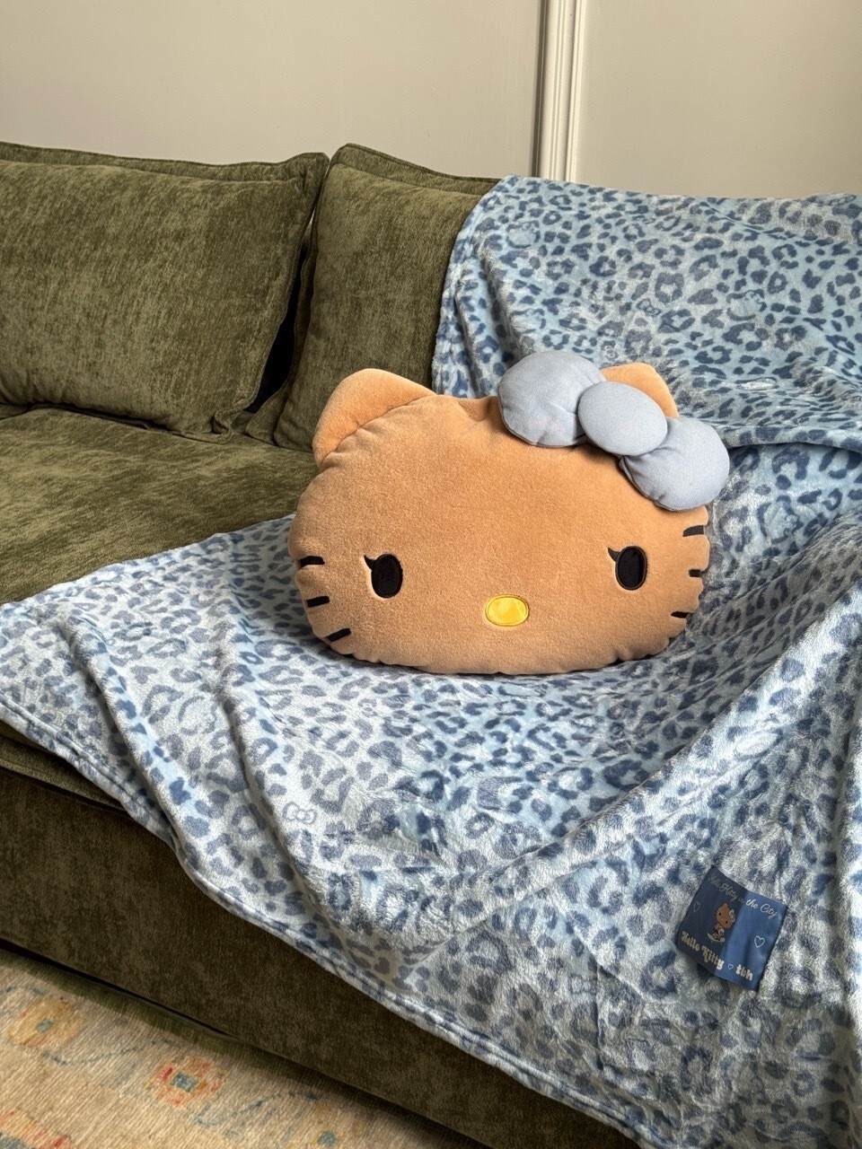 <宋雨琦代言> 預購 HELLO KITTY x TBH 曬黑系列 造型抱枕 靠墊 玩偶 毛毯 兩用 法蘭絨 凱蒂貓