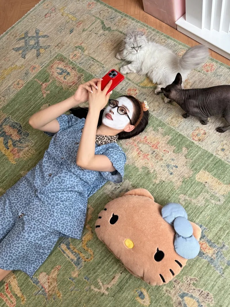 <宋雨琦代言> 預購 HELLO KITTY x TBH 曬黑系列 造型抱枕 靠墊 玩偶 毛毯 兩用 法蘭絨 凱蒂貓