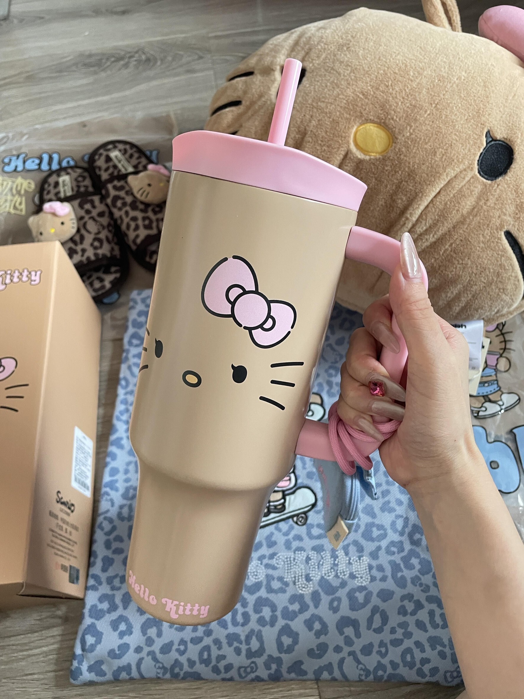 < 宋雨琦代言 > 預購 HELLO KITTY x TBH 曬黑系列 巨無霸保溫杯 吸管杯 水杯 冰霸杯 不鏽鋼 凱蒂貓