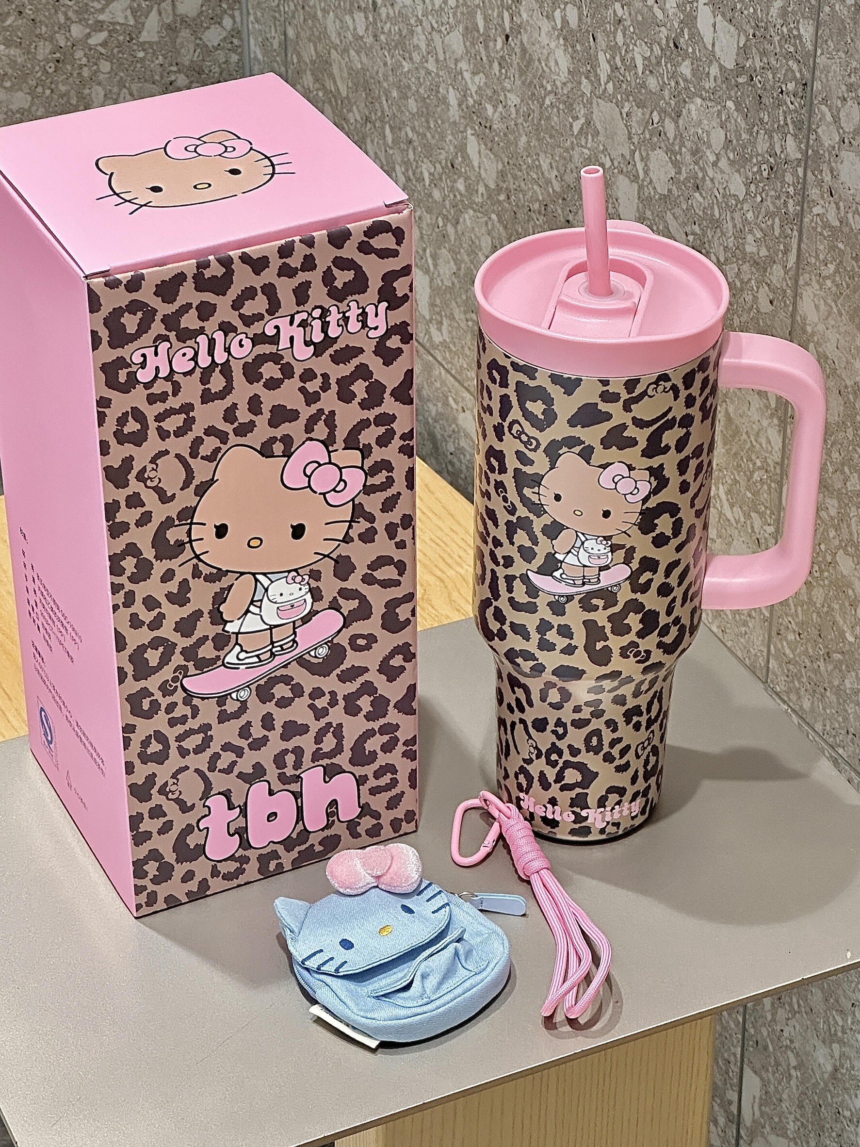 < 宋雨琦代言 > 預購 HELLO KITTY x TBH 曬黑系列 巨無霸保溫杯 吸管杯 水杯 冰霸杯 不鏽鋼 凱蒂貓