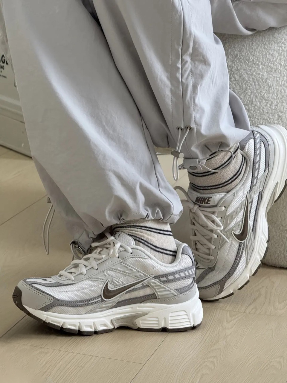 NIKE INITIATOR 奶杏焦糖 奶灰 米灰 焦糖棕 大地色 咖啡色 女鞋 IB4339-001 / 現貨