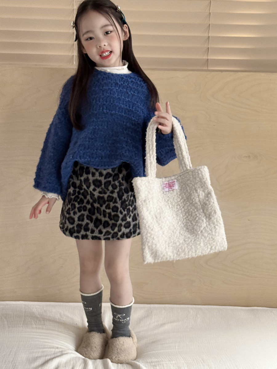 刺繡蝴蝶結磨毛木耳內搭上衣