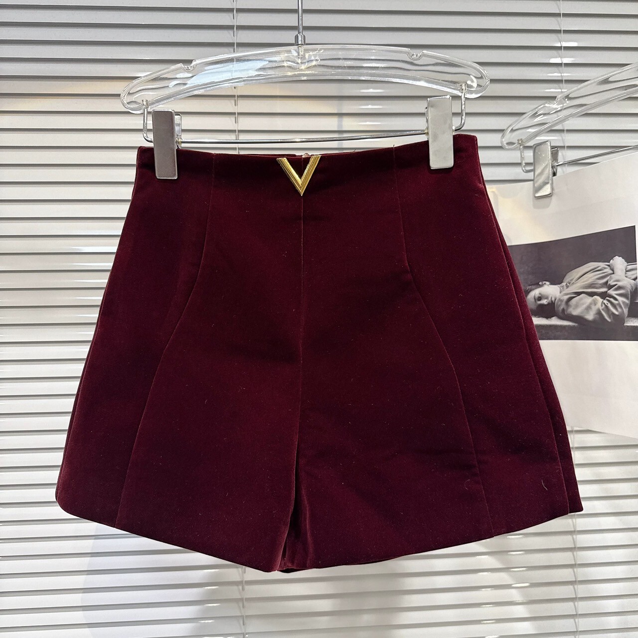 絲絨材質金屬V口褲頭後拉鏈短褲