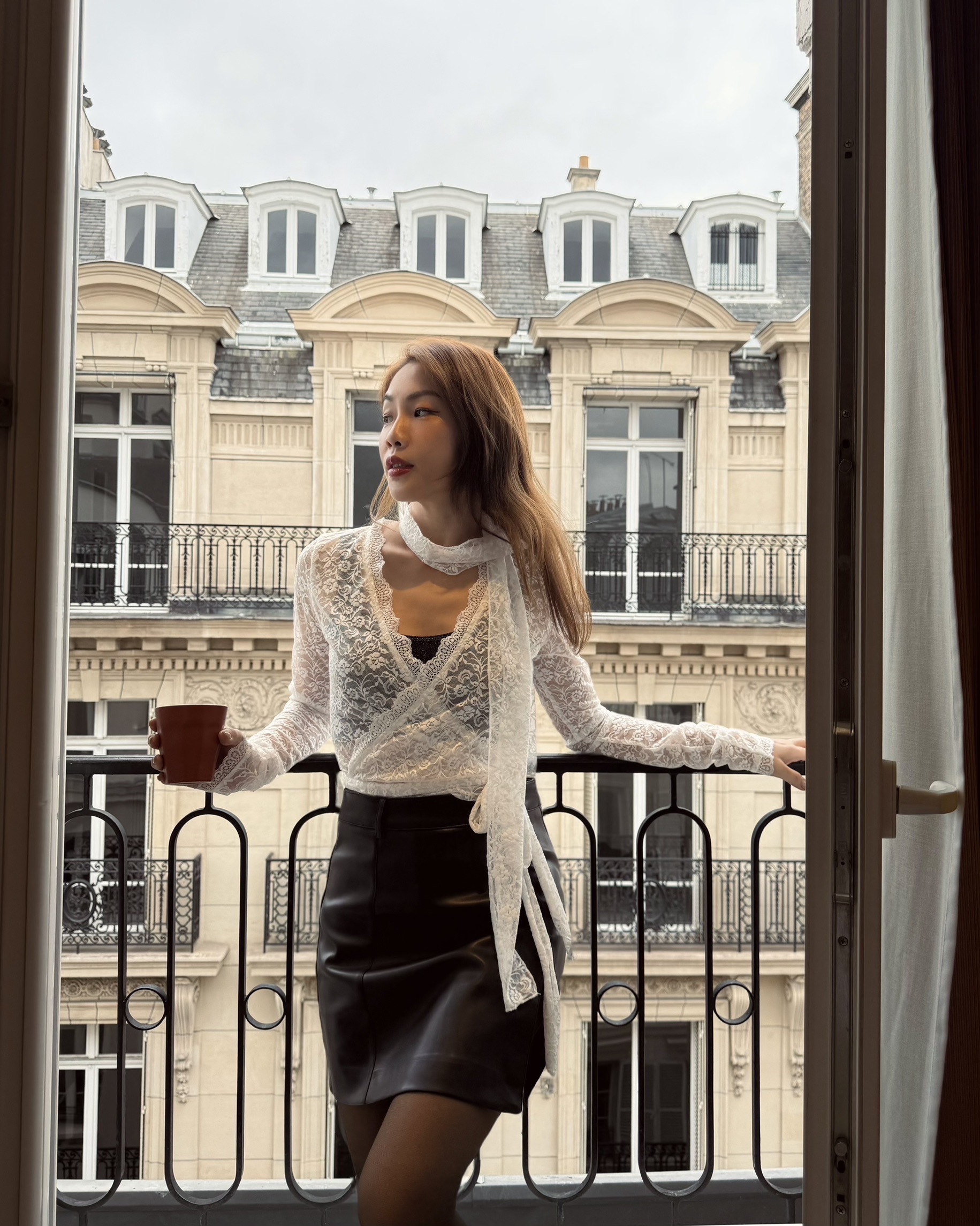 Paris Lace白色蕾絲交叉綁帶圍巾上衣