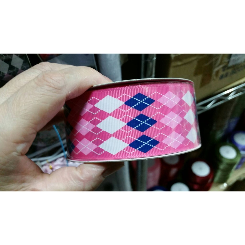 【台灣現貨速發】4公分壓紋布印圖緞帶 斜格紋｜1捲25碼 180元｜緞帶 秀士緞帶 包裝材料