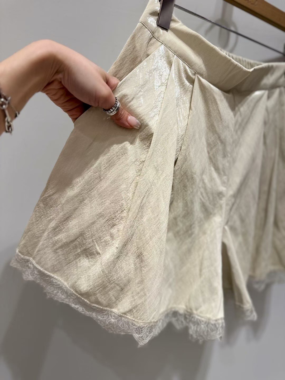 睫毛蕾絲邊後鬆緊短褲