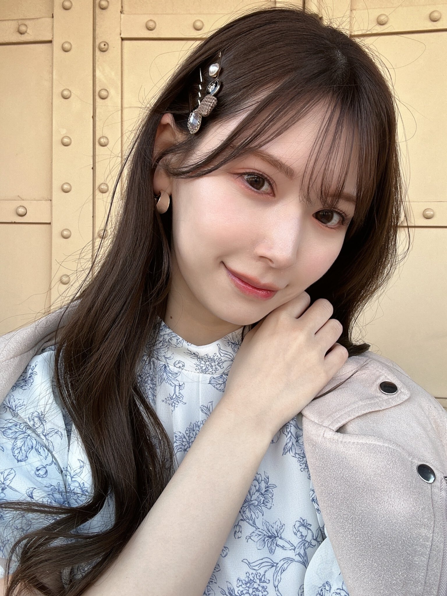 明里紬 - 白色裙