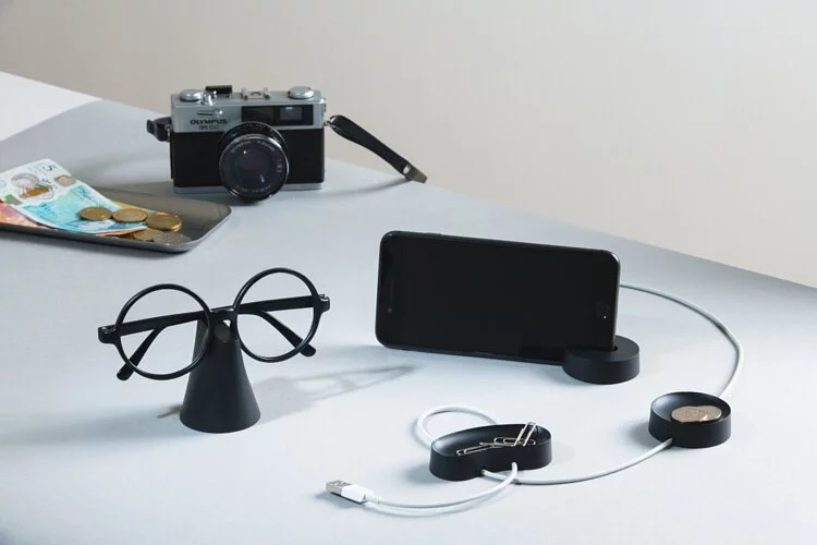 no.30-合器4-眼鏡架,搭配同系列的集線器、手機架、零錢碟,呈現一種儀式感。