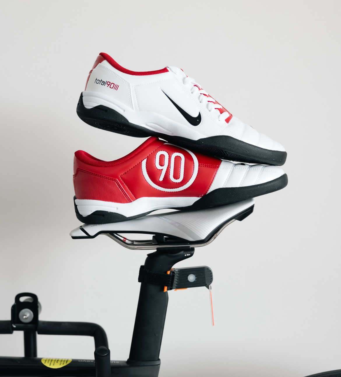 男鞋 NIKE TOTAL 90 白紅黑 復古 皮革 不對稱鞋帶 薄底 休閒 足球鞋 運動鞋【HQ2851-100】T90