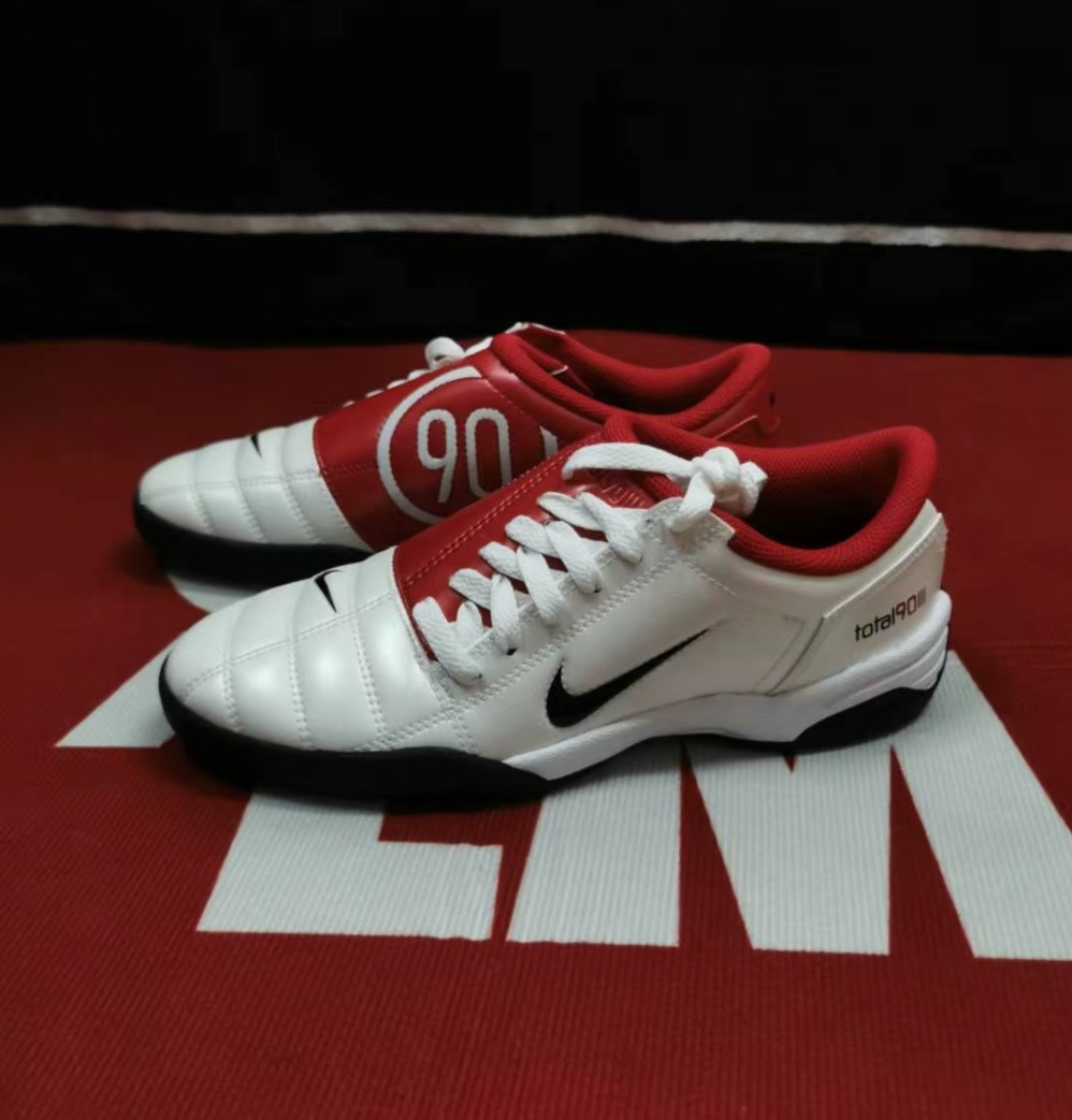 男鞋 NIKE TOTAL 90 白紅黑 復古 皮革 不對稱鞋帶 薄底 休閒 足球鞋 運動鞋【HQ2851-100】T90