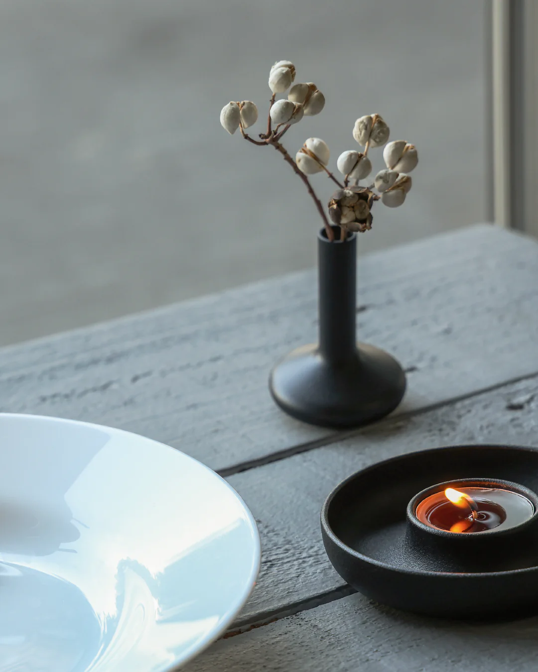no.30-平安-迷你花瓶，插上花枝，放在木質桌面，搭配同系列茶蠟燭台，營造適合思考氛圍。