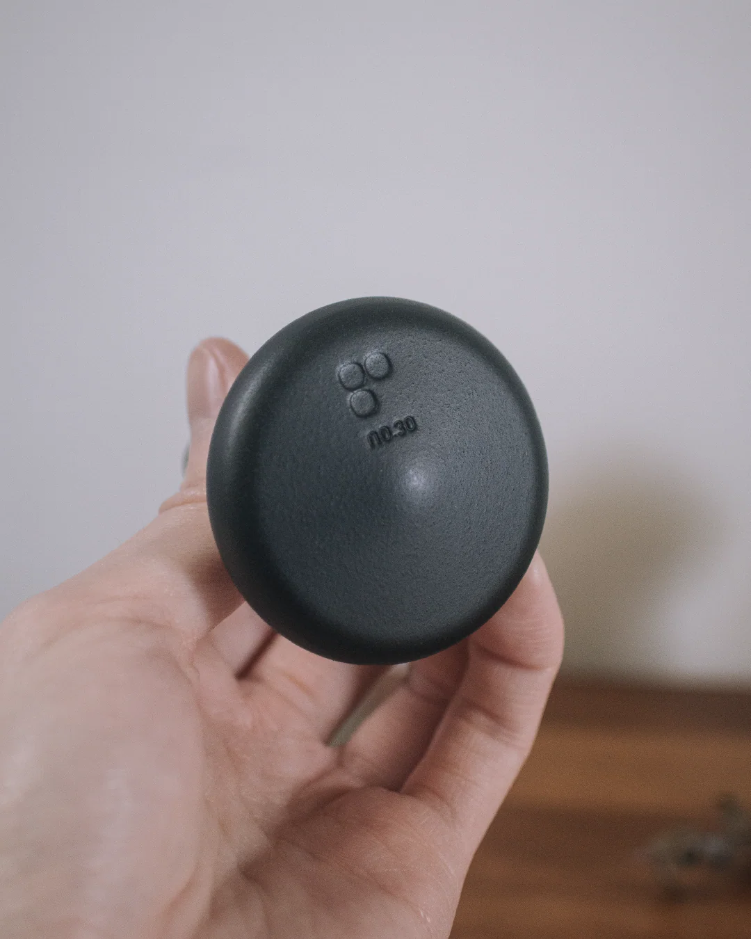 no.30-平安-迷你花瓶，底部印有no.30品牌Logo，相當有質感。