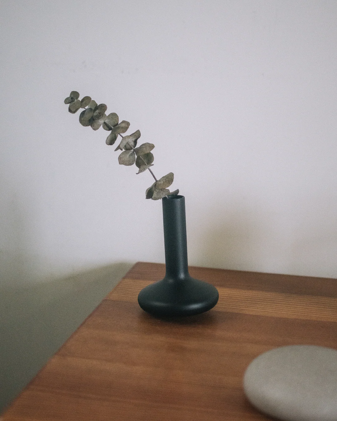 no.30-平安-迷你花瓶，放在木質桌面上，插上乾燥花，營造清新氛圍。