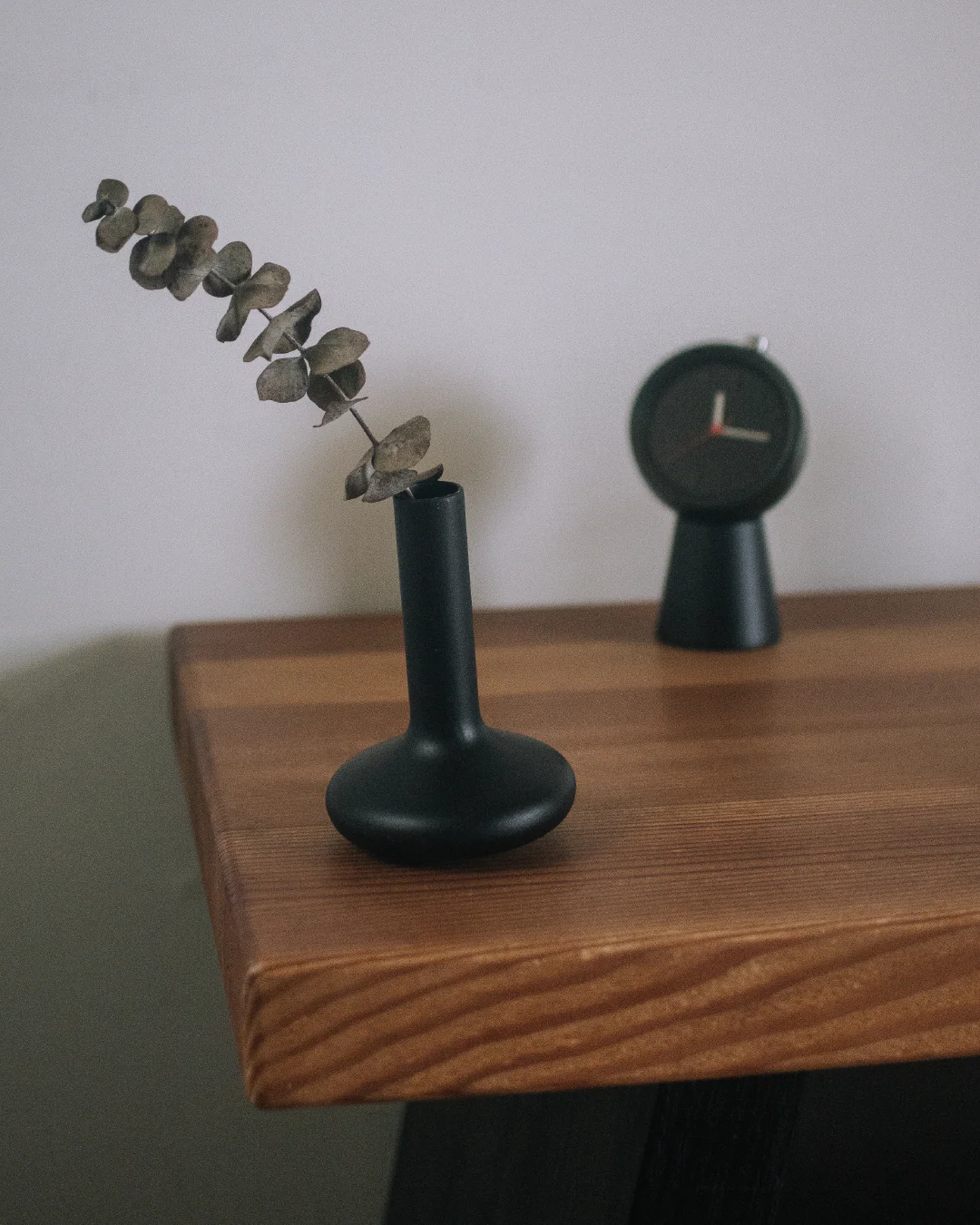 no.30-平安-迷你花瓶，放在木質桌面上，插上乾燥花，搭配no.30-立刻-桌鐘，營造生活風格。