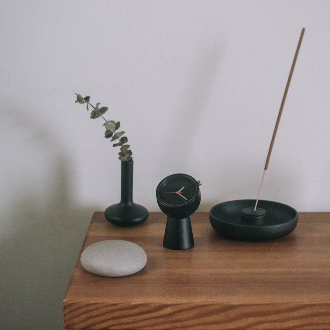 no.30-平安-迷你花瓶，放在木質桌面上，插上乾燥花，搭配no.30-立刻-桌鐘，線香座，開瓶器。