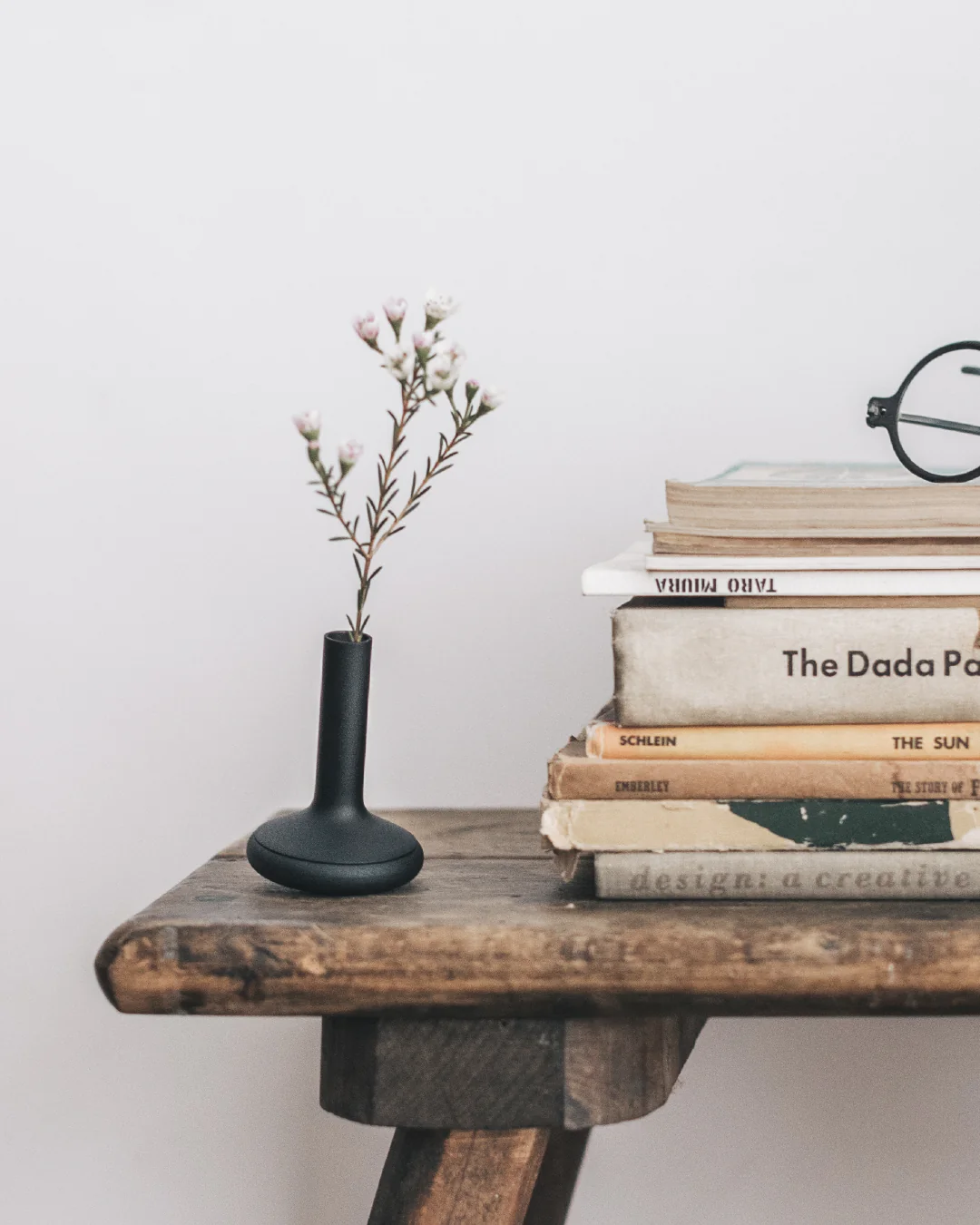 no.30-平安-迷你花瓶，放在木質長椅上，旁邊放上幾本書籍，營造清新感。