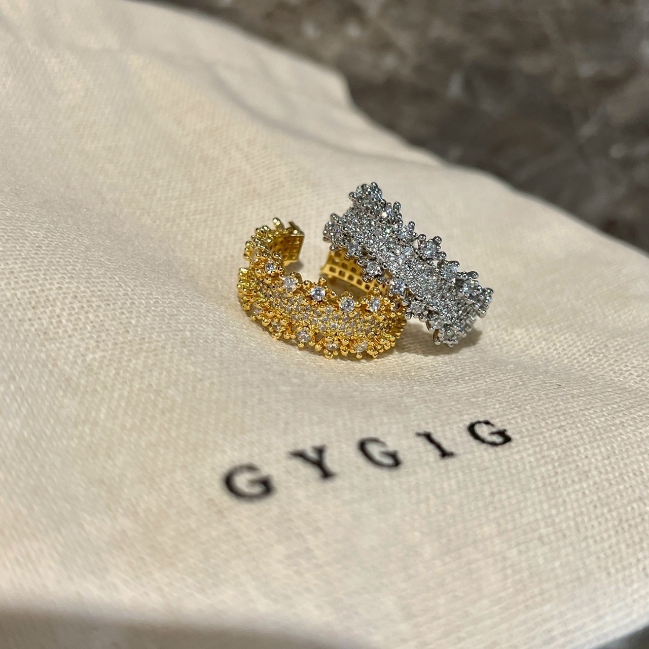 Gy”14k Alluring鬆弛精緻細閃滿天星鑽寬版’開口戒