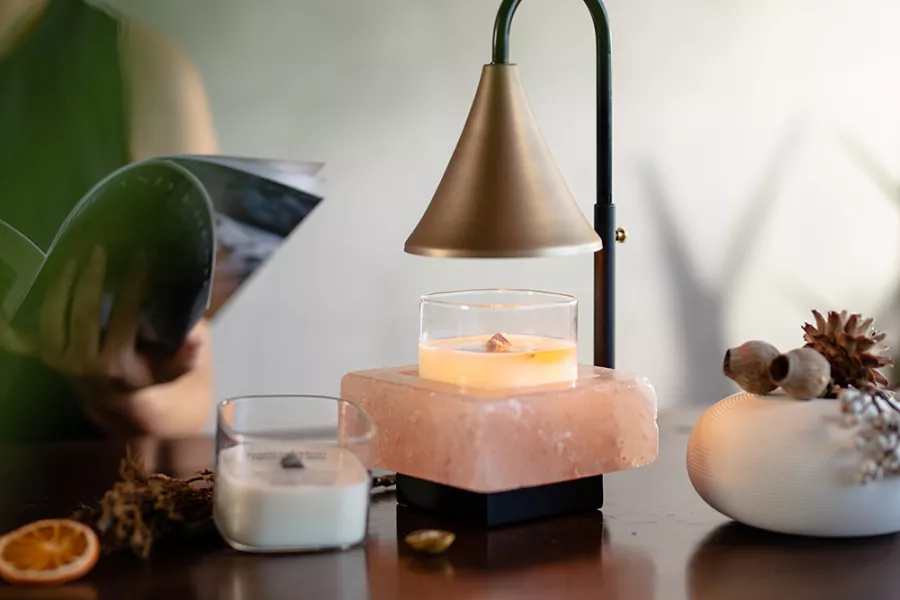 LumiAroma 晶礦擴香蠟,搭配LumiAroma香氛融蠟玫瑰鹽燈,折射出柔和光譜,釋放香氛。