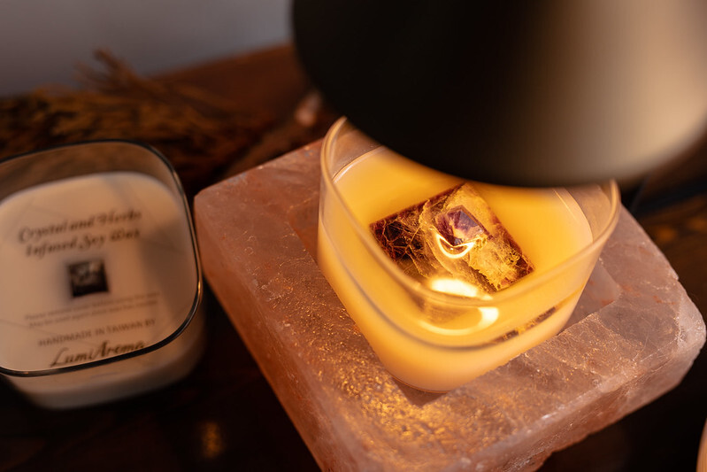 LumiAroma 晶礦擴香蠟,搭配LumiAroma香氛融蠟玫瑰鹽燈,光線乘載香氣傳播到各個角落。