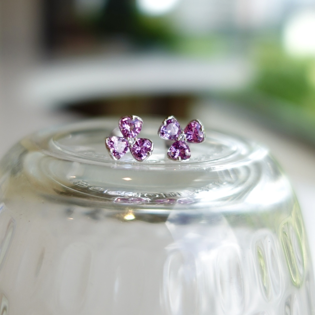 18K金粉紫色藍寶石鑽石耳釘 - 三瓣花