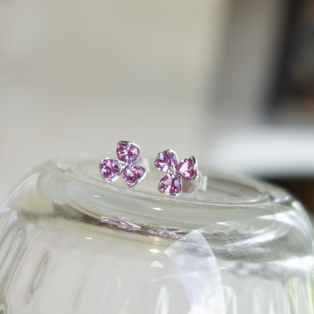 18K金粉紫色藍寶石鑽石耳釘 - 三瓣花