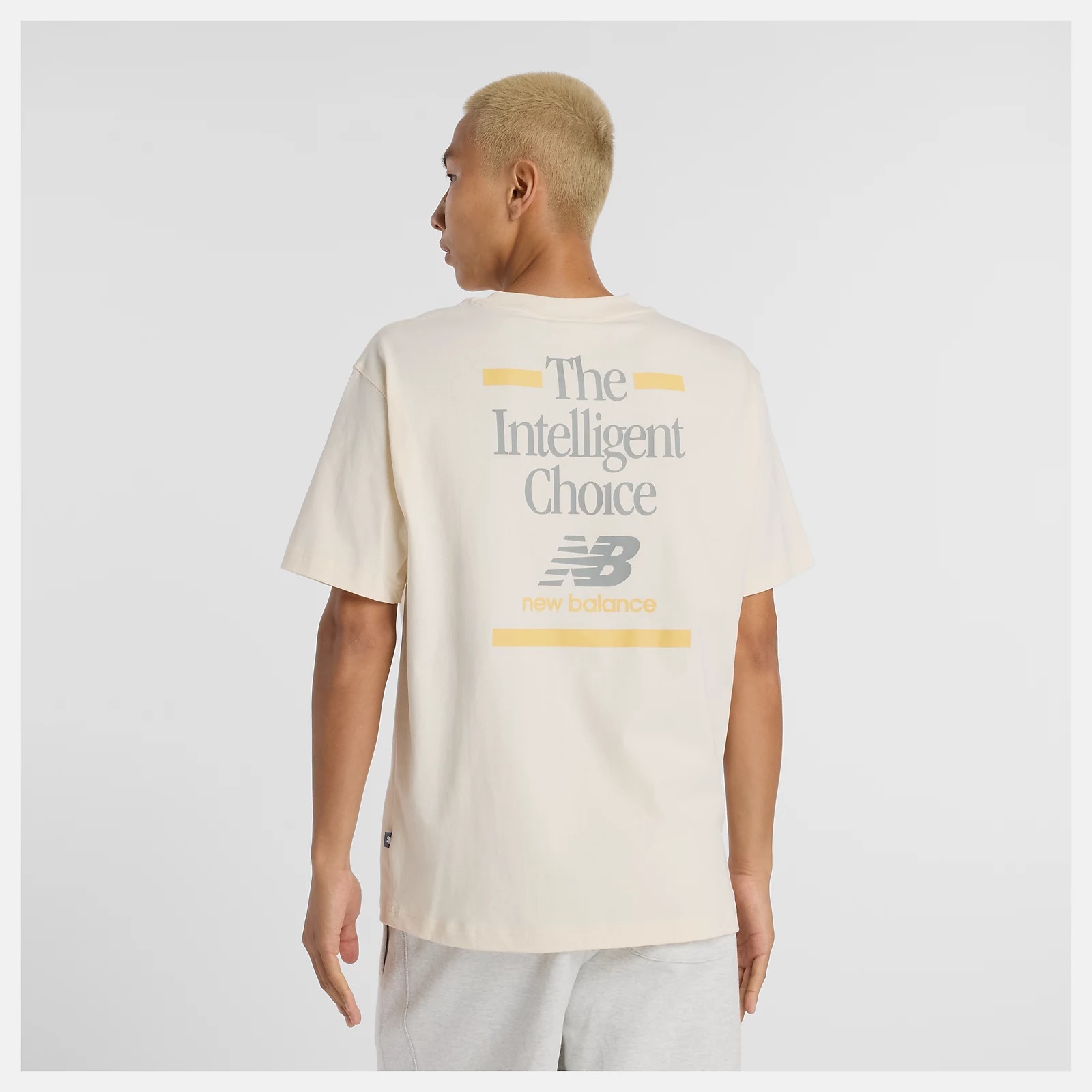 NEW BALANCE 短T NB 米白 標語LOGO 短袖 上衣 男 MT53900PEF