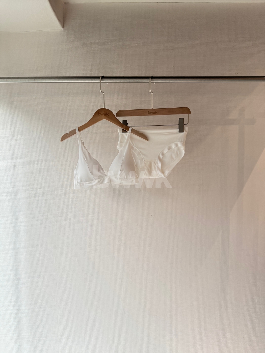 【瑕疵】法式深V細肩帶成套內衣褲-白