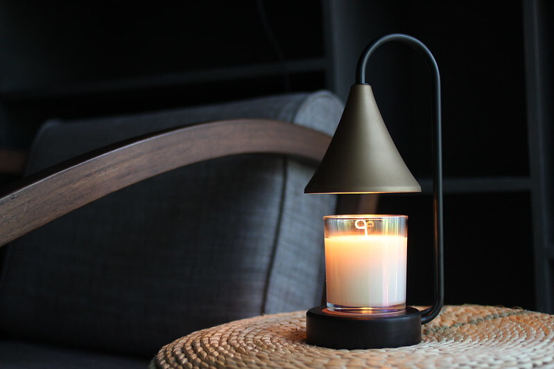 LumiAroma光氛流域-旋鈕式融燭燈,擺放在單人沙發旁,擴香蠟的香氣幫助放鬆身心。