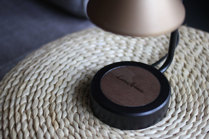 LumiAroma光氛流域-旋鈕式融燭燈,櫸木、胡桃木燈座,上方刻著LumiAroma質感字體。