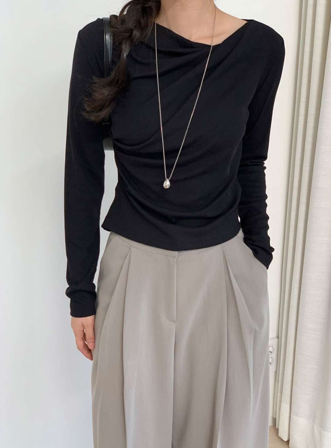 #228N541 簡約氣質，垂感交疊領口百搭長袖上衣